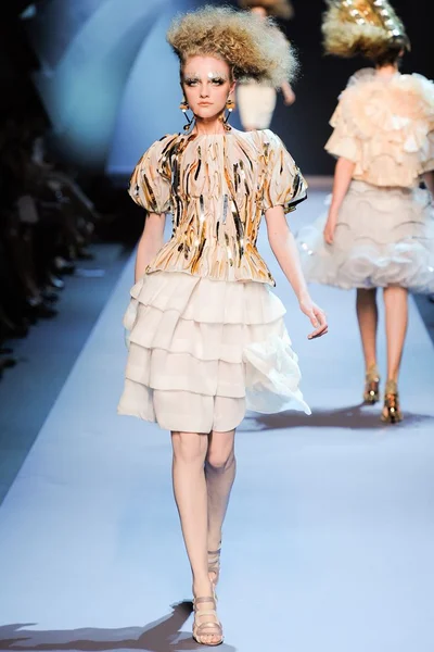 Look 15